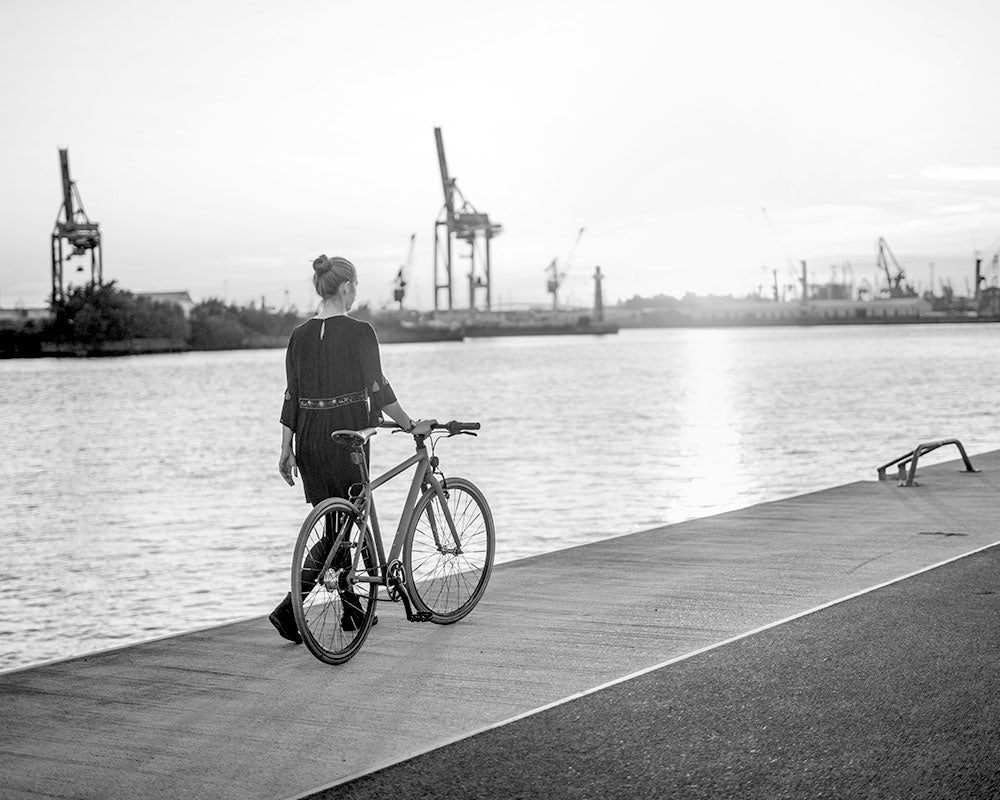 mooxibike-hamburg-frau-fahrrad-hafen-sonne-wasser
