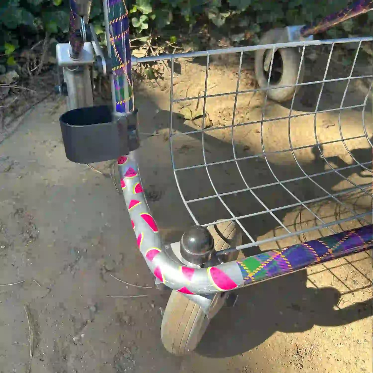 Rollator individualisieren, Rahmenschutz Sticker, wetterfeste Aufkleber, MOOXIBIKE Obst Kollektion, DIY kombiniert mit Karo Fahrradfolie