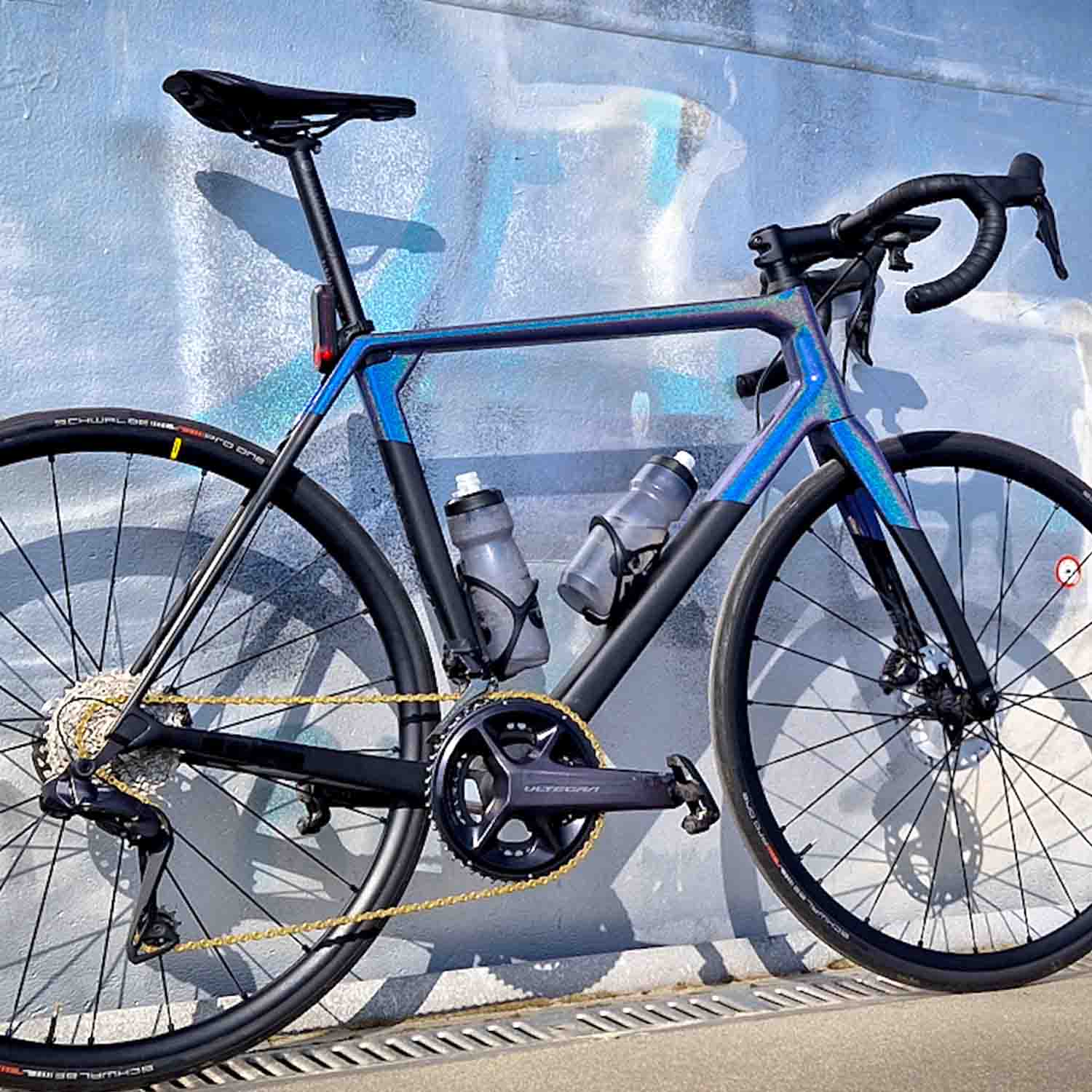 Analyzing image    mooxibike-fahrradfolie-galaxy-blue-glitzer-glossy-fahrrad-06-gravel