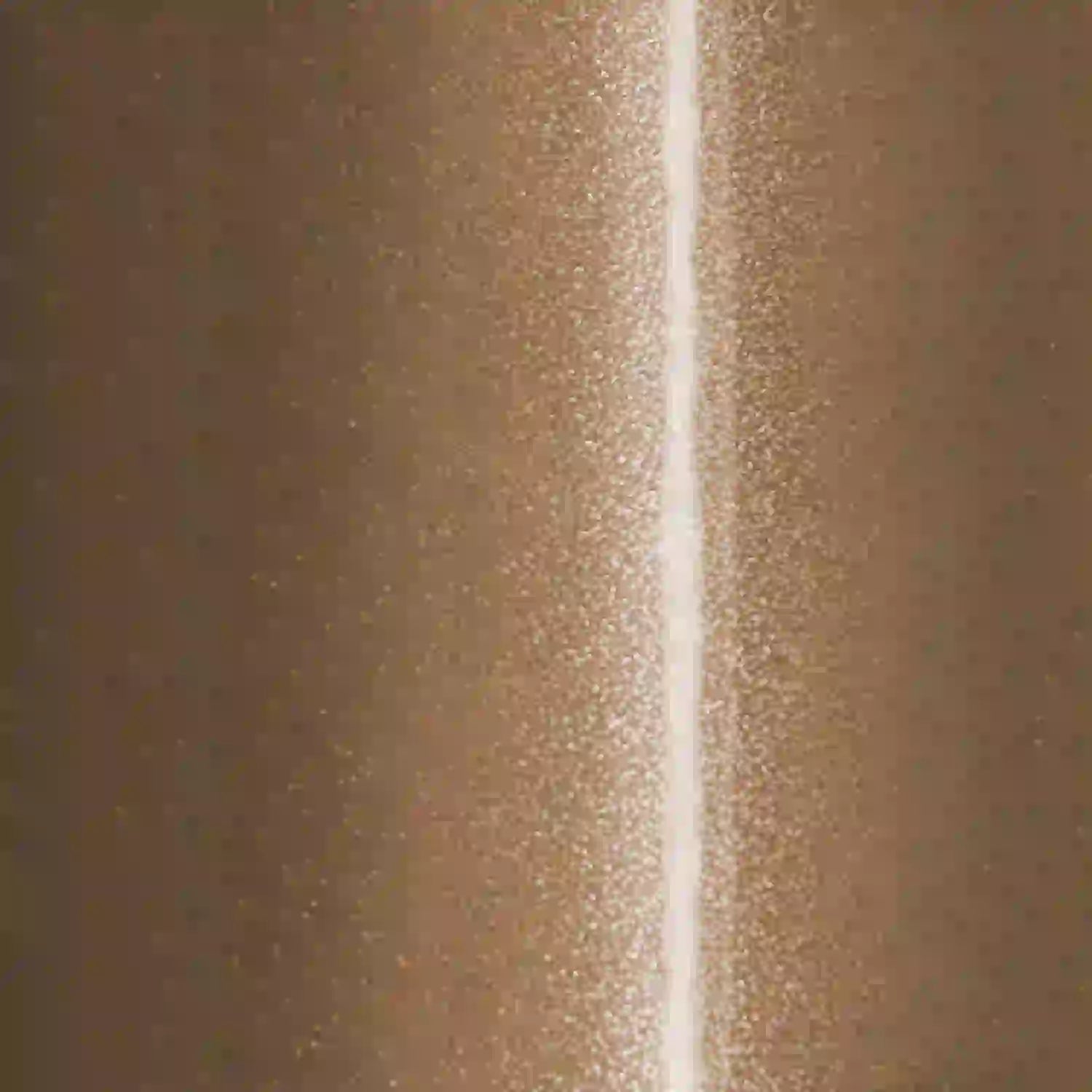 Nahaufnahme der Metallic-Partikel in der braunen Lackschutzfolie für Fahrräder.