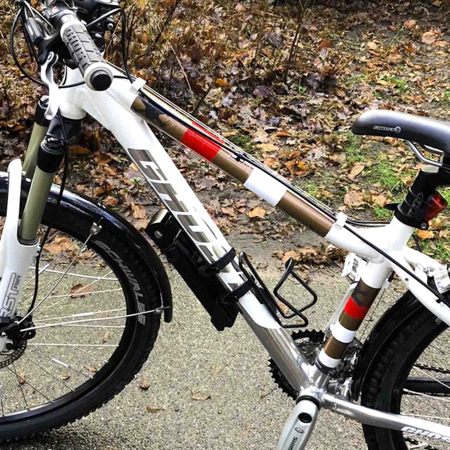 Braune Metallic-Schutzfolie von MOOXIBIKE montiert auf einem klassischen Kinder Fahrradrahmen.