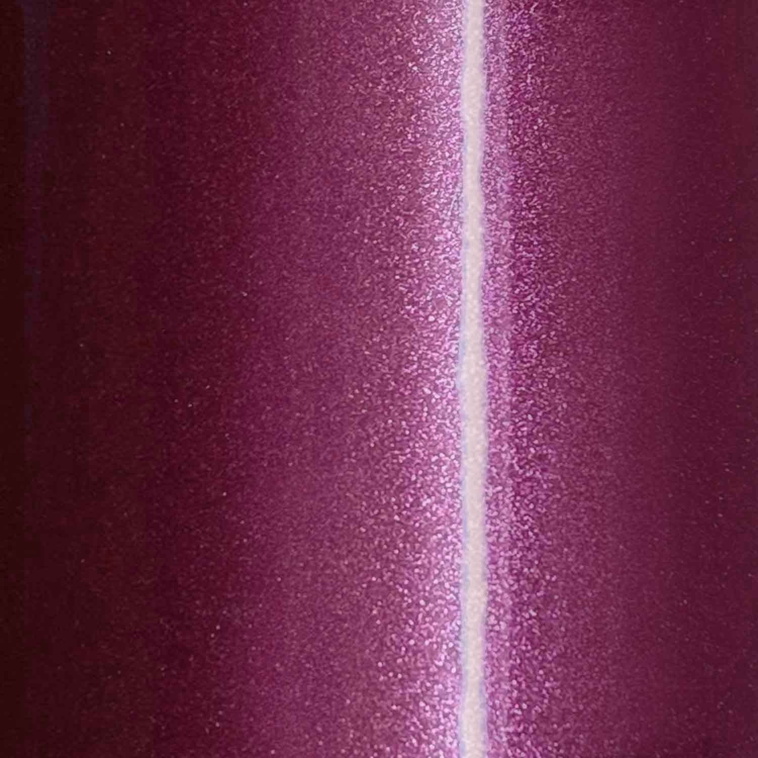 Nahaufnahme der Metallic-Struktur der magentaroten Lackschutzfolie für Fahrräder mit Glanz-Effekt.