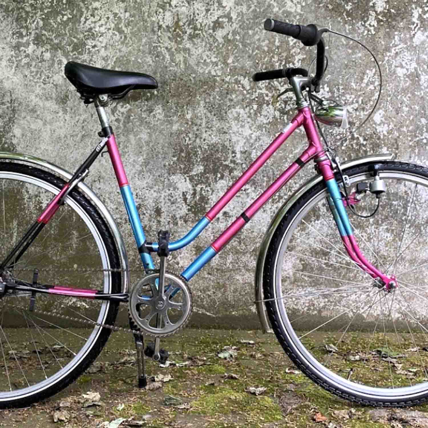 altes-damenrar-upcycling-zweifarbig-pink-hellblau-fahrradfolie