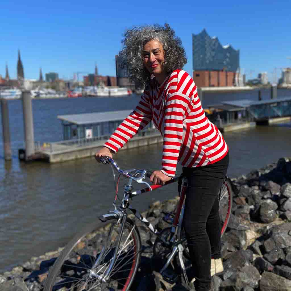 hafen-hamburg-elbphilharmonie-skyline-frau-mit-fahrrad-fahrradfolie