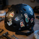 mooxibike-fahrrad-sticker-reflektierend-tattoo-old-school-maritim_meerjungfrau-schwalbe-anker-flammendes-herz-rose-betty-fahrradhelm