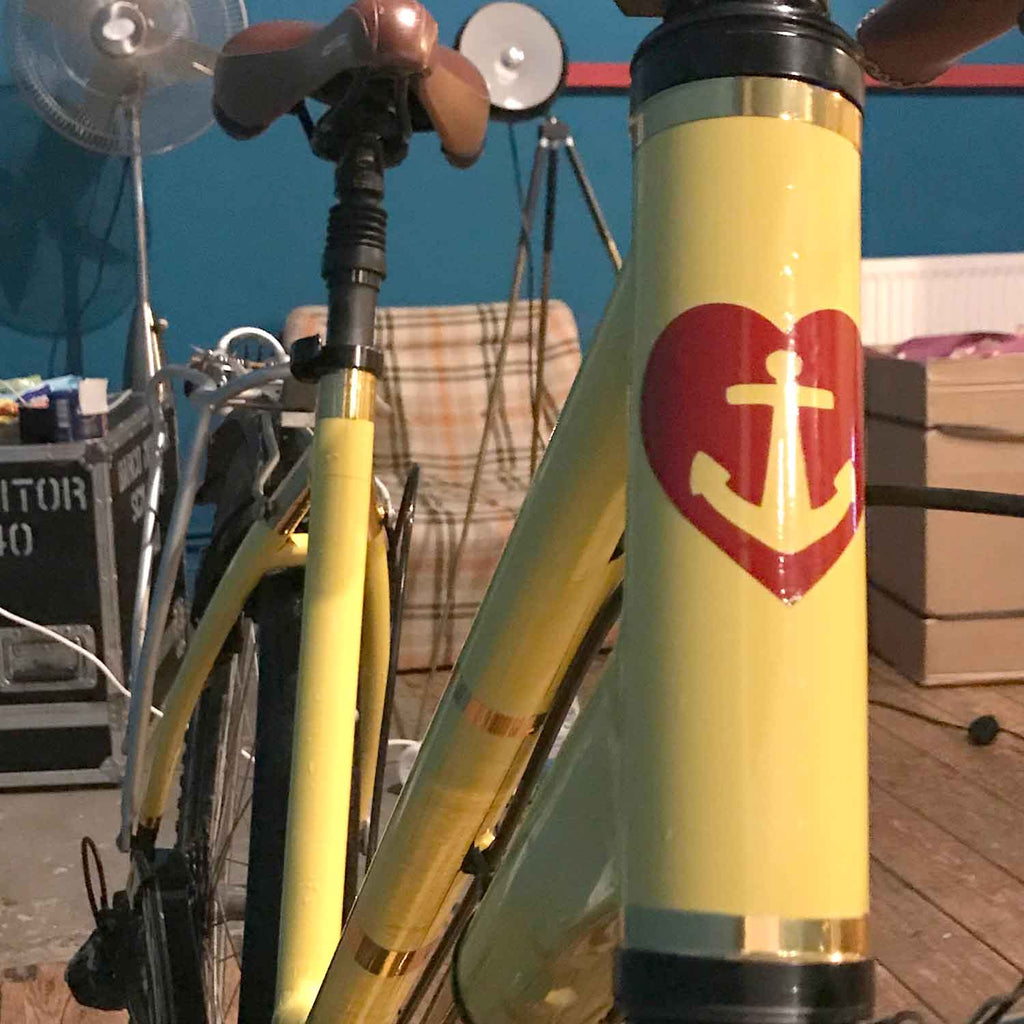 mooxibike-fahrradfolie-herz-rot-gelb-glossy-sessel