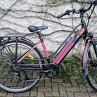 E-Bike mit glänzender Rahmenschutzfolie in Himbeerrot Metallic für einen individuellen Look.