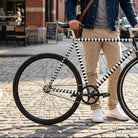 mooxibike-streifen-schwarz-weiss-fahrrad-folie-mann-stadt-ki