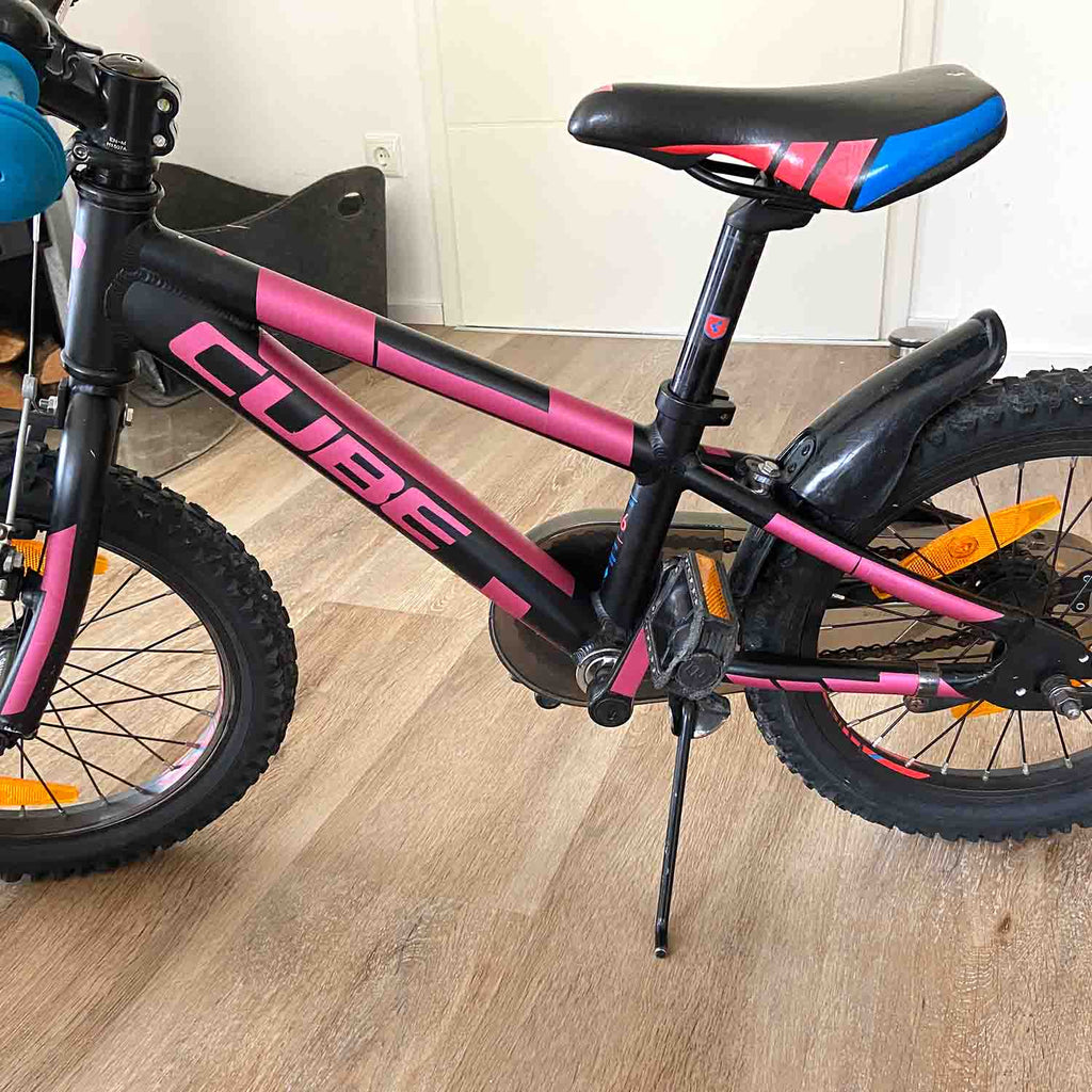 mooxibike-fahrradfolie-berry-pink-schwarz-cube-bike-kinderrad-holzboden