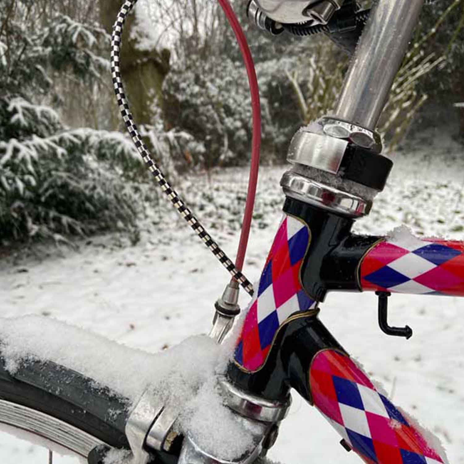 mooxibike-fahrradfolie-rauten-bunt-rennrad-schnee-close-steuerrohr