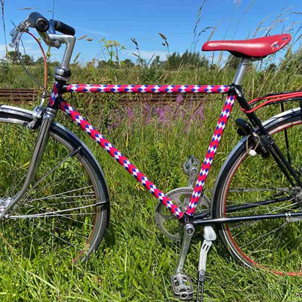 mooxibike-fahrradfolie-rauten-bunt-rennrad-grass-zaun-natur